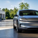 Elektroauto im Sommer vor einer deutschen Werkstatt an der Ladestation